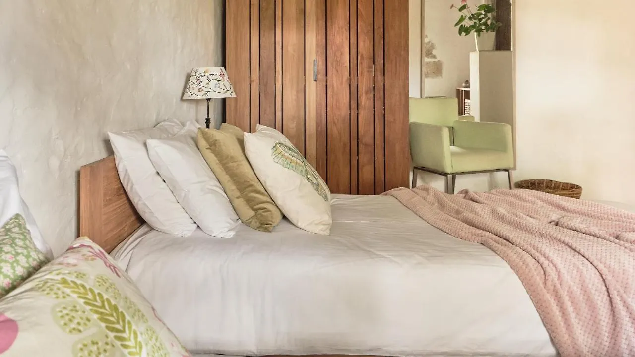 Chateau De Puissentut Bed & Breakfast Homps